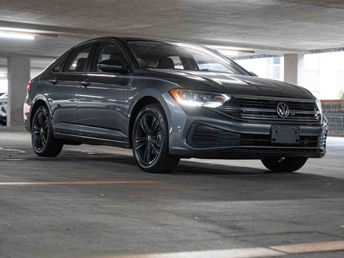 Certified 2023 Volkswagen Jetta SE w/ Panoramic Sunroof Package FWD image 7