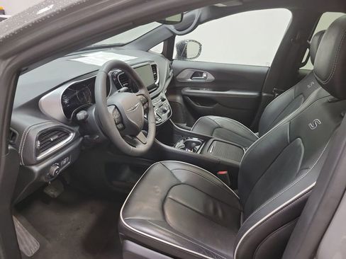 Used 2025 Chrysler Pacifica Limited image 5