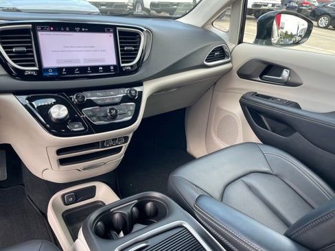 Used 2024 Chrysler Pacifica Touring-L FWD image 20