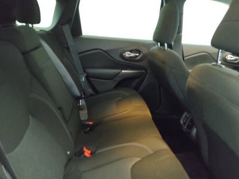 Used 2019 Jeep Cherokee Latitude w/ Popular Appearance Group AWD/4WD image 19