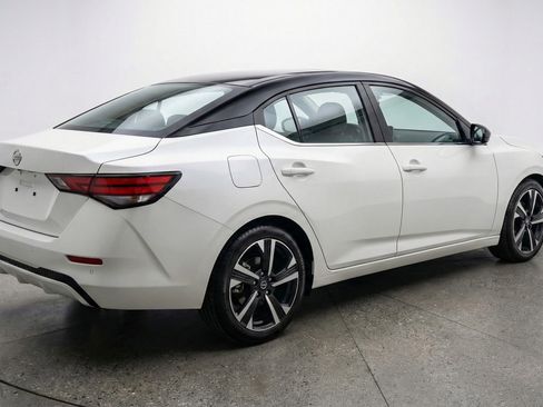 Used 2025 Nissan Sentra SV FWD image 9