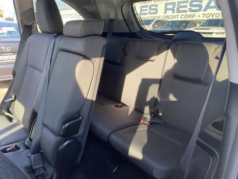 Used 2019 Toyota Highlander LE w/ Carpet Mat Package (TMS) FWD image 19
