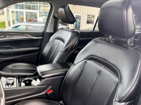 Used 2023 Jeep Grand Cherokee L Limited w/ Luxury Tech Group II image 9