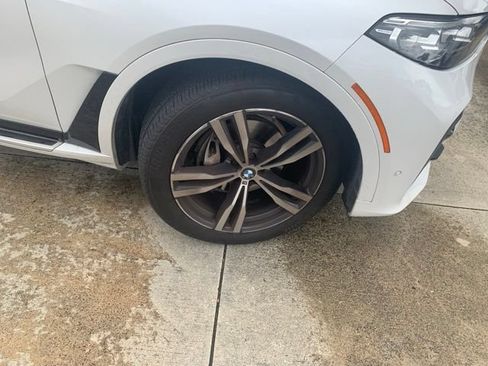 Used 2022 BMW X7 xDrive40i w/ M Sport Package AWD/4WD image 3
