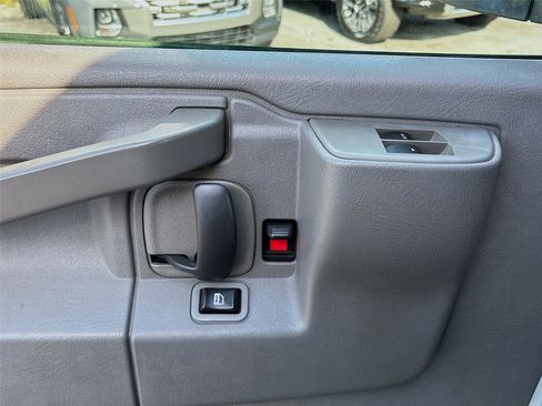 Used 2017 GMC Savana 2500 RWD image 17