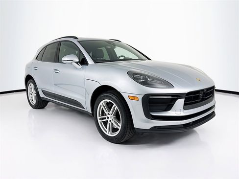 Certified 2025 Porsche Macan image 9