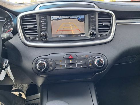 Used 2019 Kia Sorento LX image 22