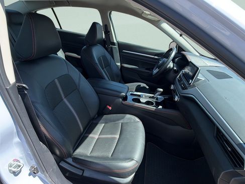 Used 2025 Nissan Altima 2.5 SR FWD image 11