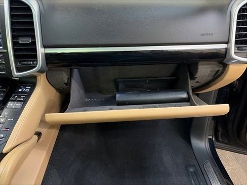 Used 2016 Porsche Cayenne w/ Premium Package image 36