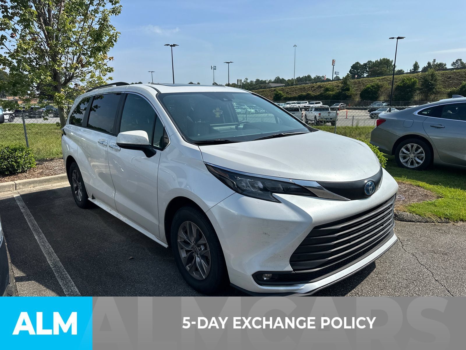 Used 2025 Toyota Sienna XLE FWD image 3