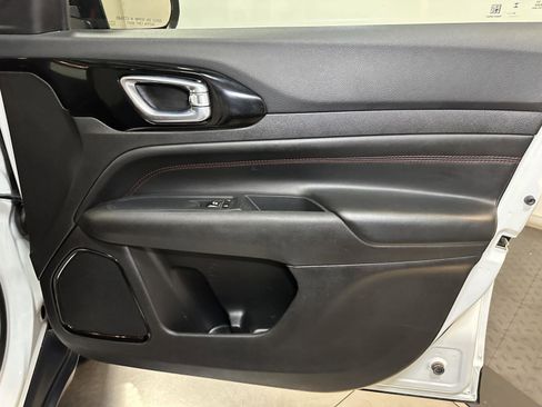 Used 2025 Jeep Compass Trailhawk AWD/4WD image 36