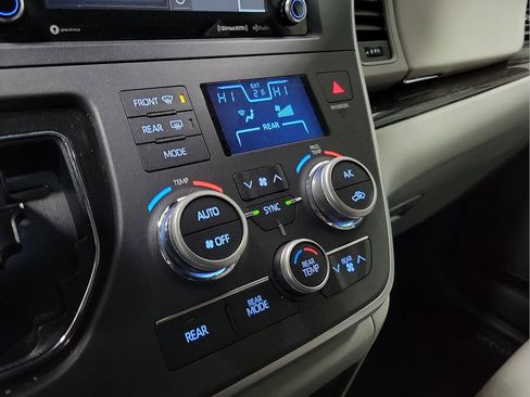 Certified 2020 Toyota Sienna XLE image 17