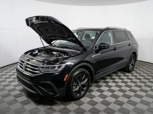 Used 2024 Volkswagen Tiguan SE w/ Panoramic Sunroof Package image 41