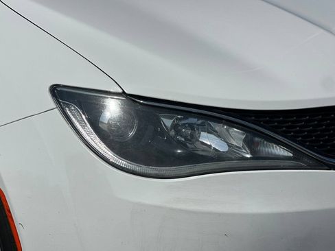 Used 2018 Chrysler Pacifica Touring-L Plus FWD image 44