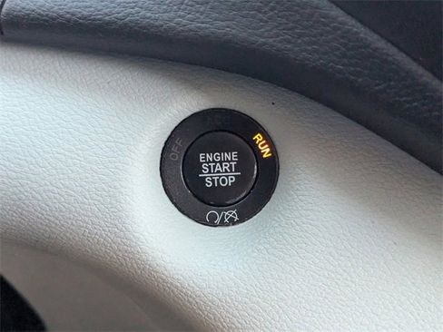 Used 2022 Jeep Cherokee Limited image 32