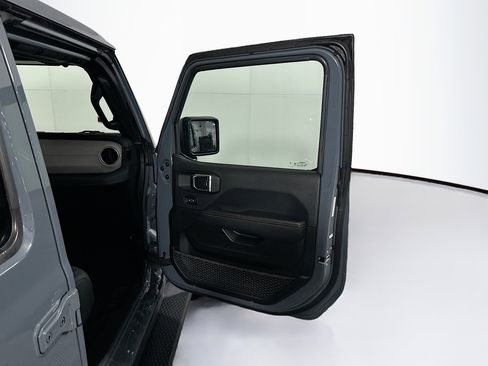 Used 2025 Jeep Wrangler Sahara image 31