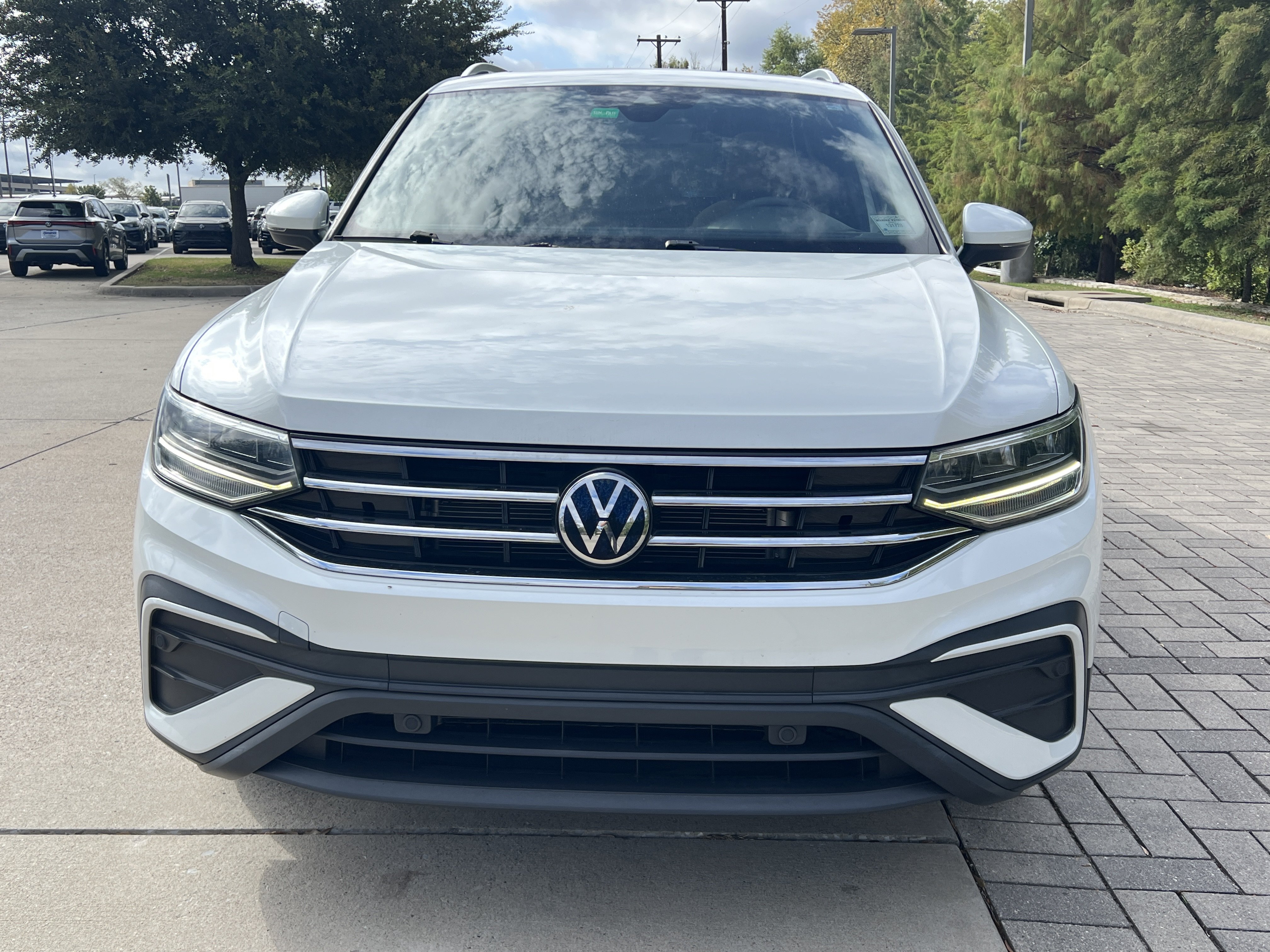 Used 2023 Volkswagen Tiguan SE w/ Panoramic Sunroof Package FWD image 3