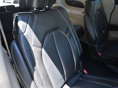 Used 2024 Chrysler Pacifica Touring-L FWD image 26