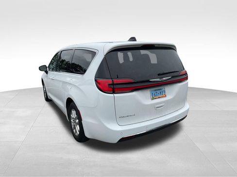 Used 2023 Chrysler Pacifica Touring-L image 7
