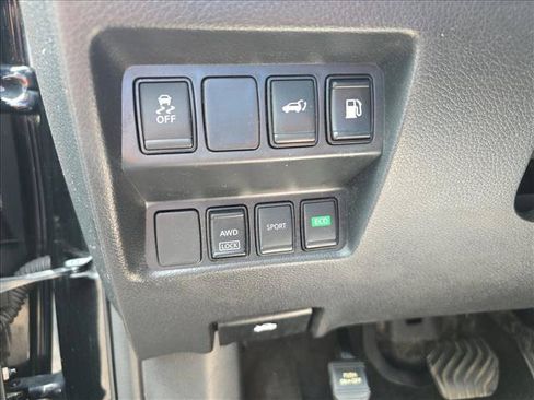 Used 2018 Nissan Rogue SV AWD/4WD image 26