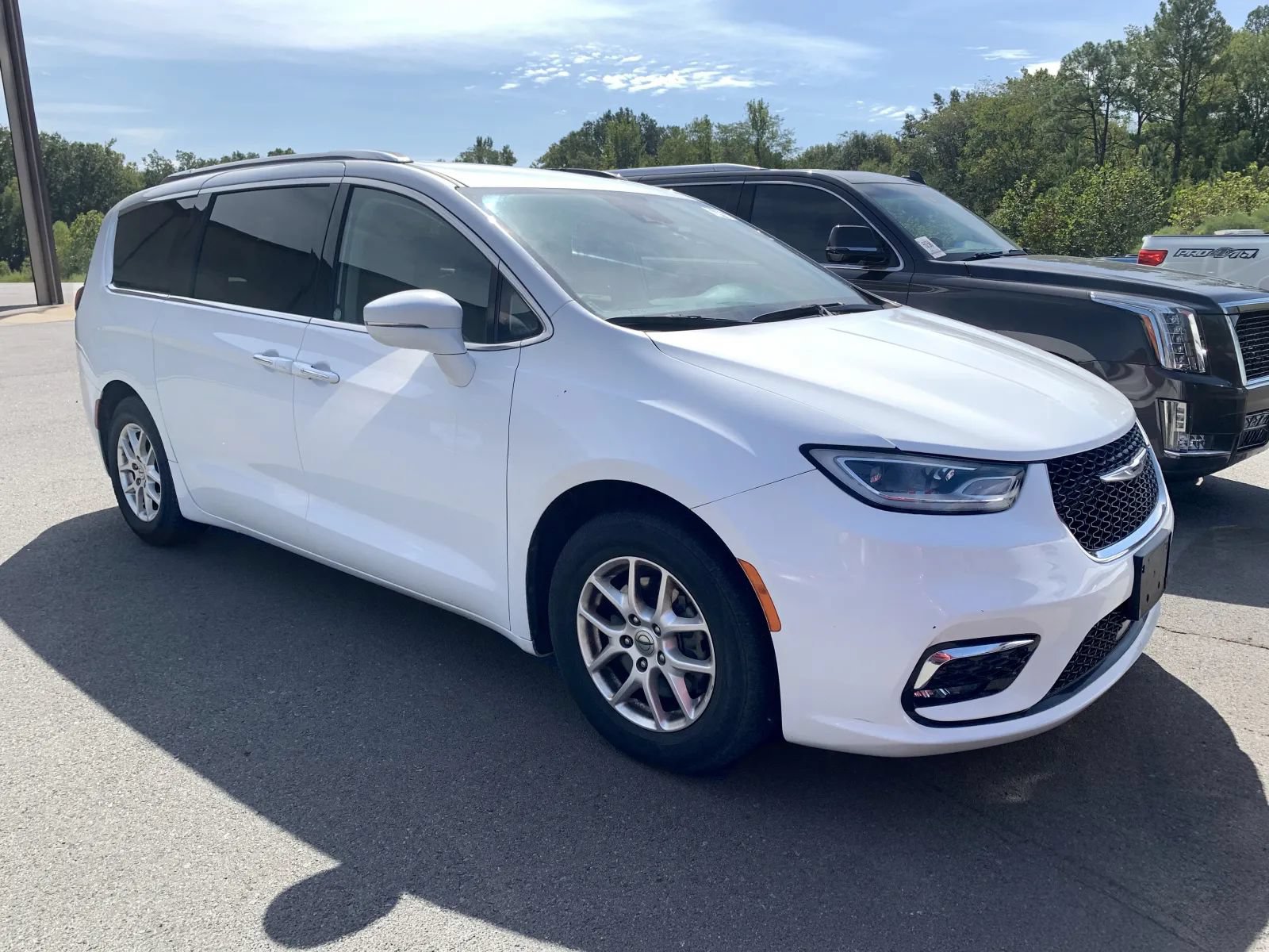 Used 2021 Chrysler Pacifica Touring-L FWD image 1