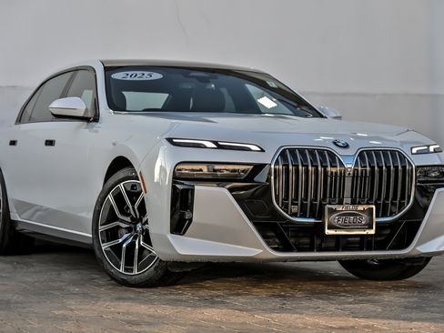 Used 2025 BMW 740i xDrive w/ Premium Package image 1