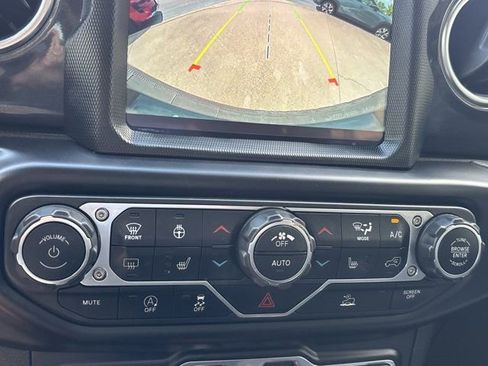 Used 2022 Jeep Wrangler Unlimited Sahara AWD/4WD image 32