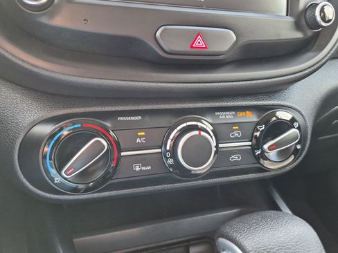 Used 2025 Kia Soul LX w/ LX Technology Package FWD image 17