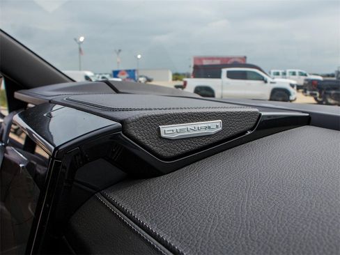 New 2025 GMC Yukon XL Denali image 17