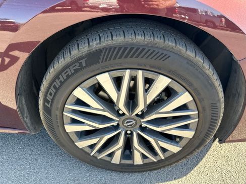 Used 2024 Nissan Altima 2.5 SV FWD image 3