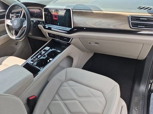 Used 2025 Volkswagen Atlas SE FWD image 29