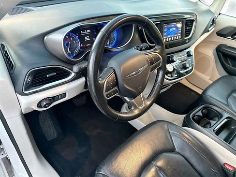 Used 2020 Chrysler Pacifica Touring-L image 10