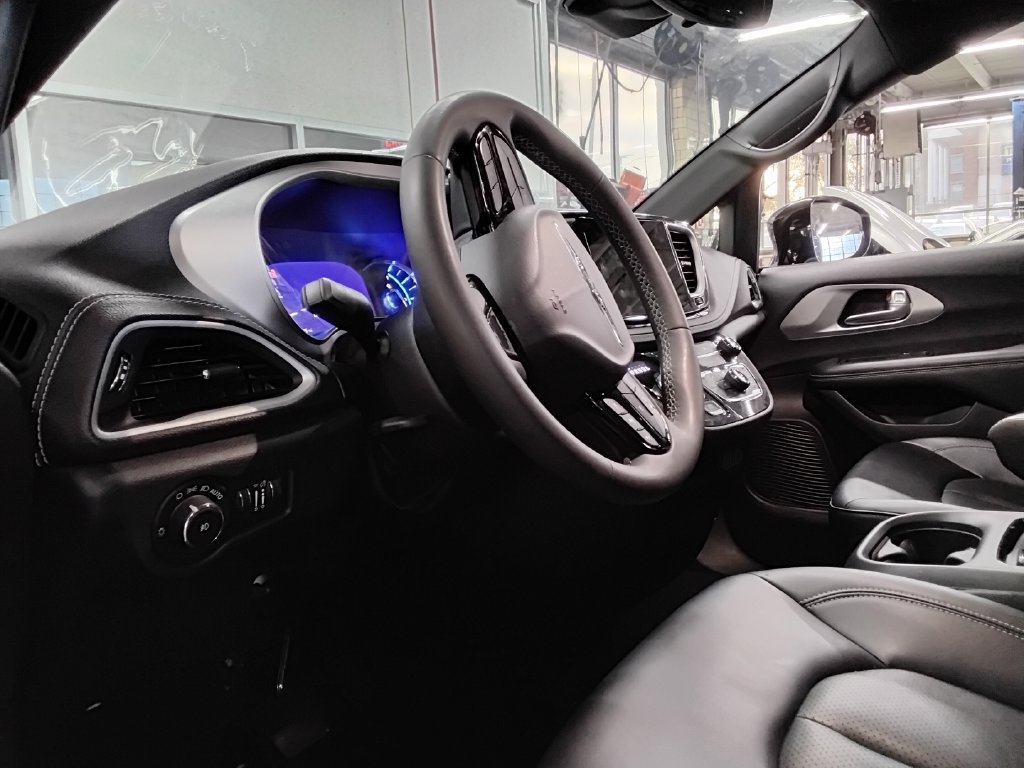 Used 2024 Chrysler Pacifica Limited FWD image 7