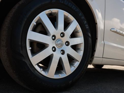 Used 2013 Chrysler Town & Country Touring FWD image 34