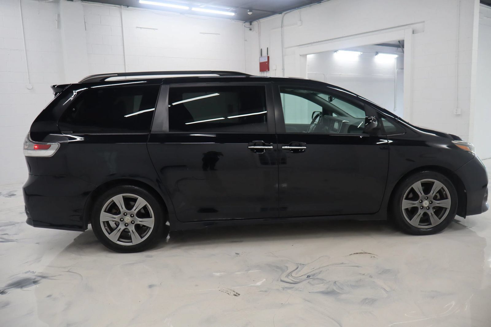 Used 2017 Toyota Sienna SE Premium FWD image 11