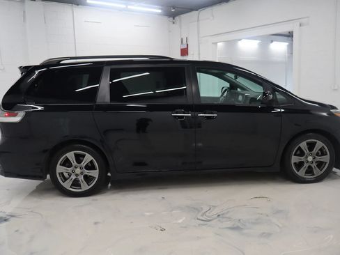Used 2017 Toyota Sienna SE Premium FWD image 11
