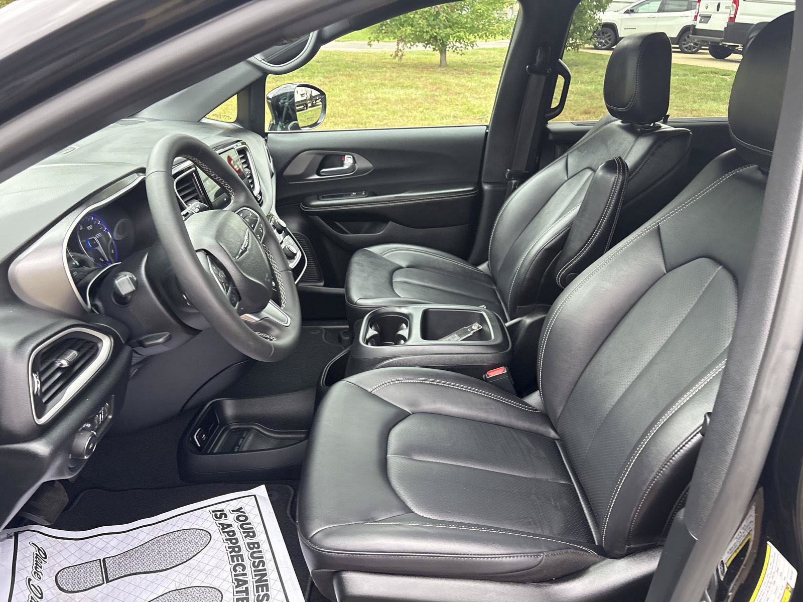 Used 2026 Chrysler Pacifica Select FWD image 9