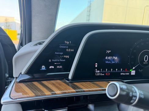 Used 2024 Cadillac Escalade Premium Luxury Platinum image 17