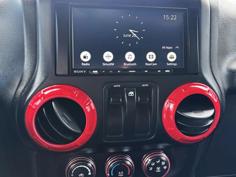 Used 2017 Jeep Wrangler Sahara w/ Connectivity Group AWD/4WD image 19