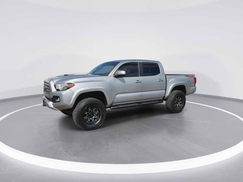 Certified 2018 Toyota Tacoma TRD Sport AWD/4WD image 4