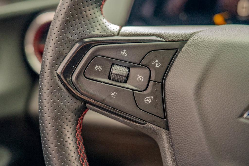 Used 2025 Chevrolet Trax RS w/ Sunroof Package FWD image 34