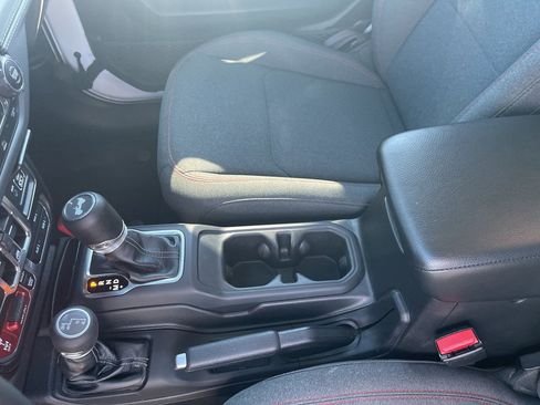 Used 2025 Jeep Wrangler Unlimited Rubicon image 16