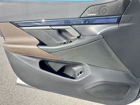 Used 2024 BMW i5 eDrive40i w/ Premium Package RWD image 25