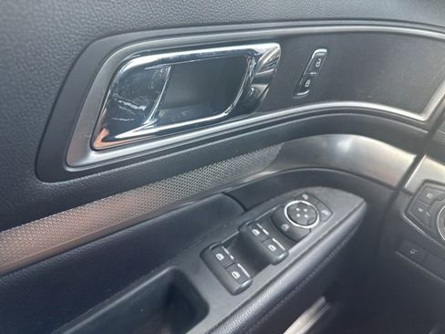 Used 2018 Ford Explorer XLT w/ Equipment Group 201A FWD image 19