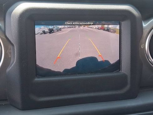 Used 2018 Jeep Wrangler Unlimited Sahara AWD/4WD image 18