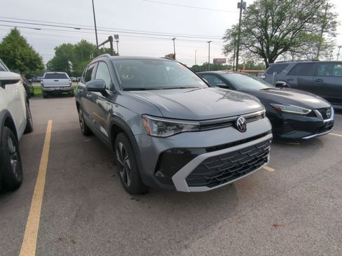 Used 2025 Volkswagen Taos SE w/ Panoramic Sunroof Package AWD/4WD image 1