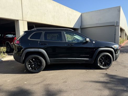 Used 2019 Jeep Cherokee Trailhawk image 3