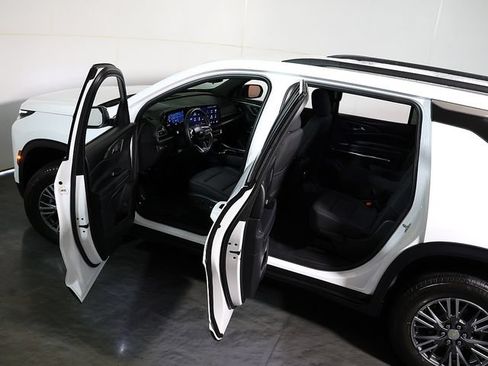 Used 2024 Chevrolet Traverse LT FWD image 5