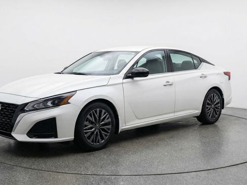 Used 2025 Nissan Altima 2.5 SV image 3