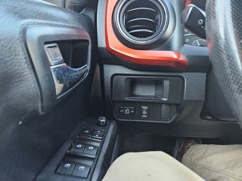 Used 2016 Toyota Tacoma TRD Off-Road image 12